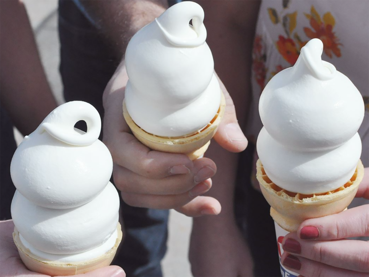 preview for This Dairy Queen-Themed Cake Is Overflowing With Blizzard Mix-Ins