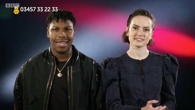 Daisy Ridley e John Boyega assistem ao trailer de Star Wars: O