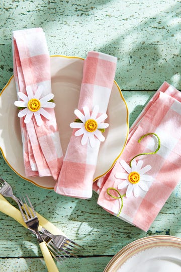 daisy napkin rings, picnic