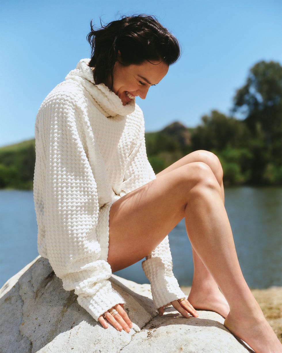 daisy-ridley-sitting-66a19c9ad8771.jpg?crop=0.838xw:1.00xh;0.0697xw,0&resize=980:*