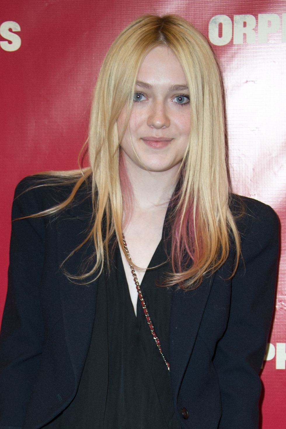 dakota fanning in 2013 wearing a black blazer with blonde and pink hair