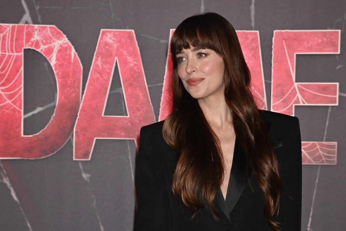 dakota johnson 2024 fashion jimmy kimmel live white pantsuit