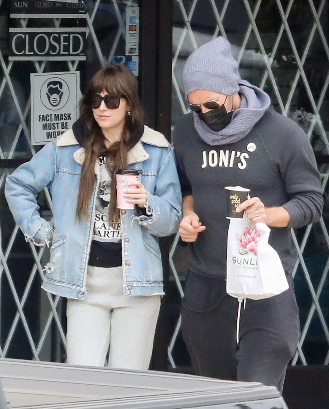 Dakota Johnson y la cazadora borrego para Converse mocasines