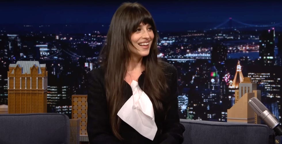 dakota johnson elbisesinde mendille