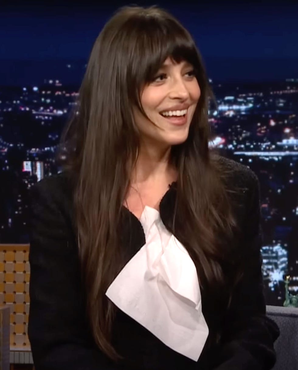 Dakota Johnson com lenços de papel no vestido