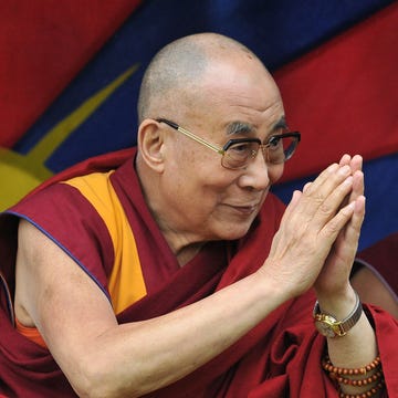 Glastonbury Festival 2015 - Day 3GLASTONBURY, ENGLAND - JUNE 28: His holiness the Dalai Lama attends the third day of Glastonbury Festival at Worthy Farm, Pilton on June 28, 2015 in Glastonbury, England. (Photo by Jim Dyson/Getty Images)