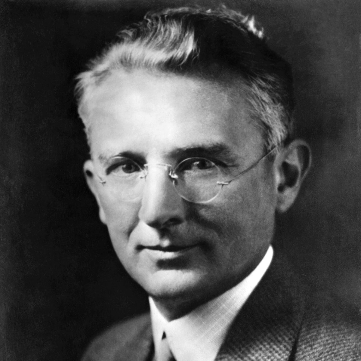 Writer and Lecturer Dale Carnegie(Original Caption) Dale Carnegie, author of "How to Win Friends and Influence People." Head and shoulders portrait.