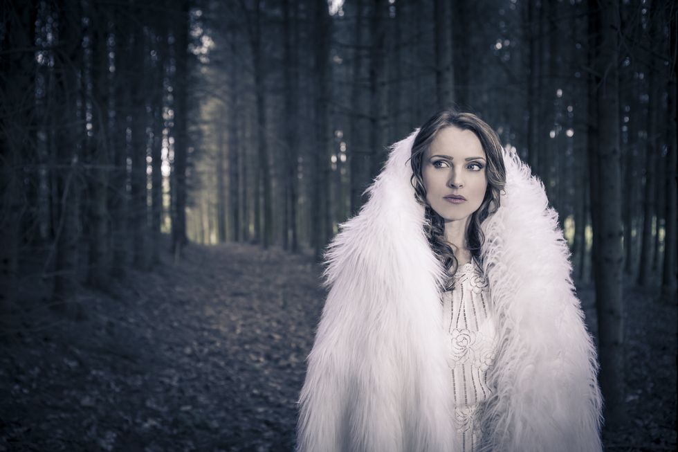 Portrait of a white dressed mystic woman in a forest /la dama de blanco