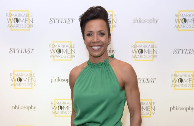la doble campeona olímpica de atletismo kelly holmes posa en la alfombra roja de un acto al que estaba invitada