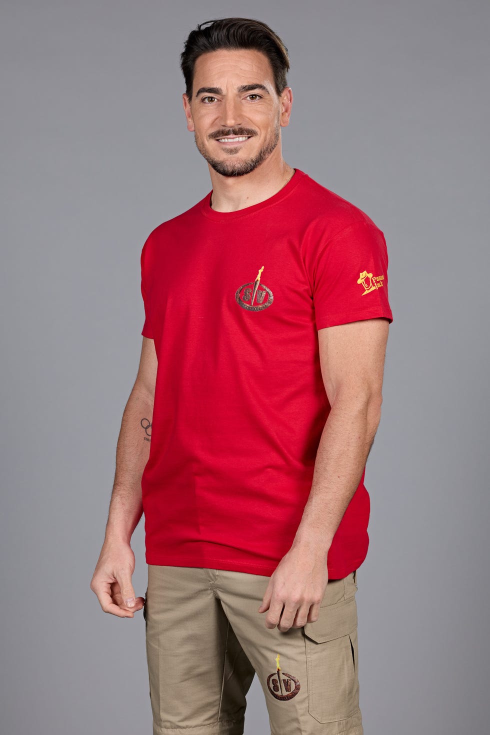 damian quintero con la camiseta roja oficial de supervivientes