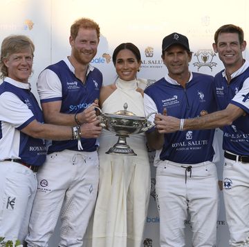 prins harry en meghan markle poseren met andere polospelers bij the royal salute polo challenge voor sentebale