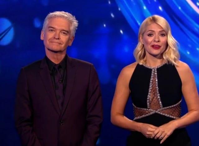 Event, Electric blue, Human, Performance, Fashion, Music artist, Blond, Fun, Television presenter, Formal wear, 