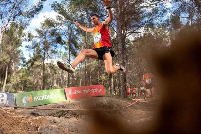 dani arce salta sobre los obstaculos en el campeonato de españa de cross