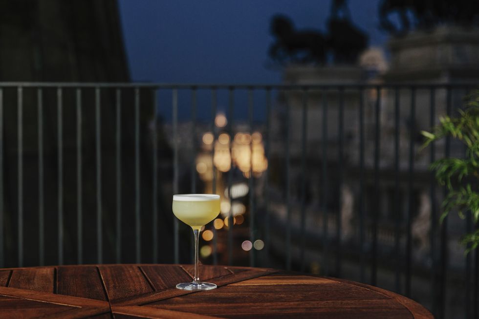 cóctel en la terraza en la azotea del restaurante dani brasserie, madrid