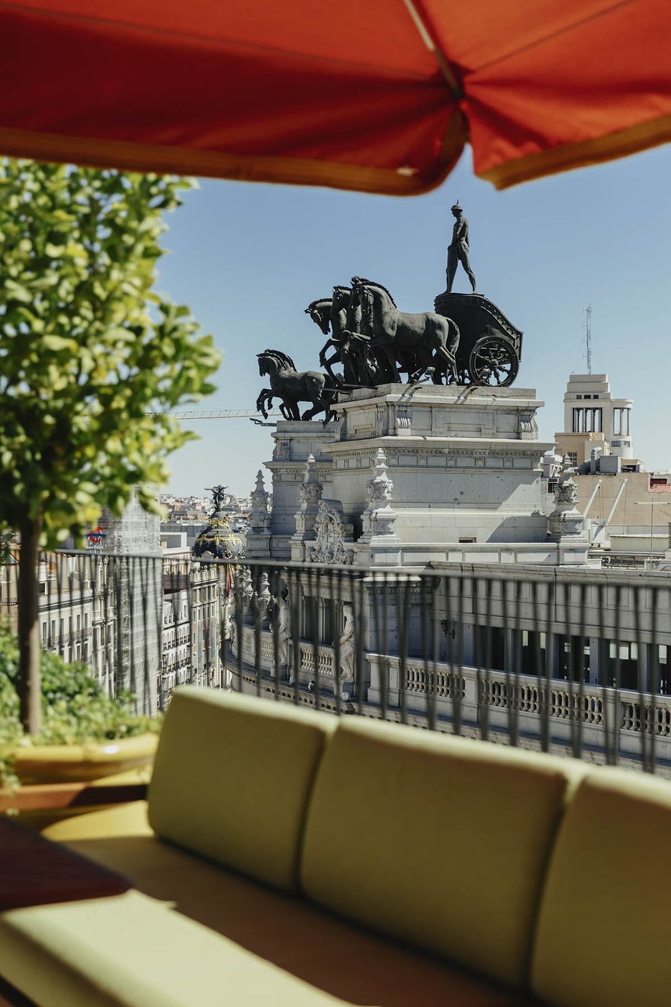 terraza de dani brasserie en el four seasons hotel madrid