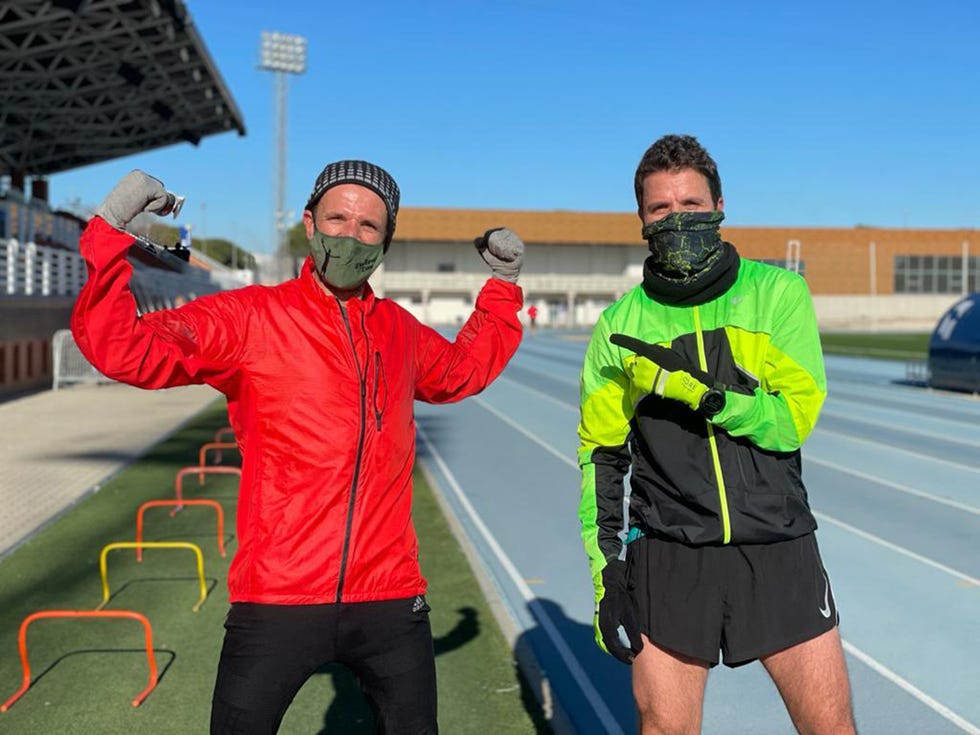 chema martínez y el cantante dani martín entrenando juntos en una pista de atletismo