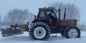 el maratoniano dani mateo con la cuchilla de quitar la nieve en su tractor en la granja de la milana soria