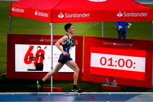 dani mateo corre en busca del récord de la hora de mariano haro en la pista de la nucía