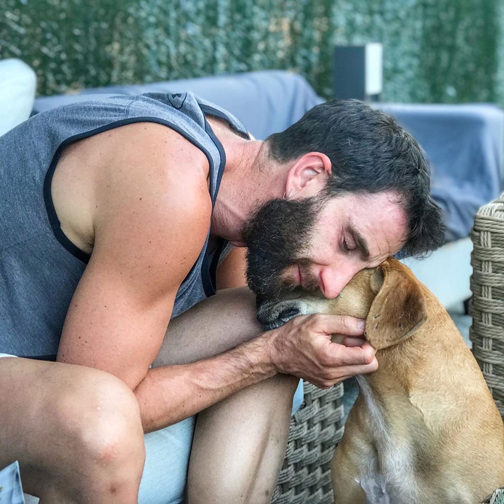 dani rovira abrazando a un perro