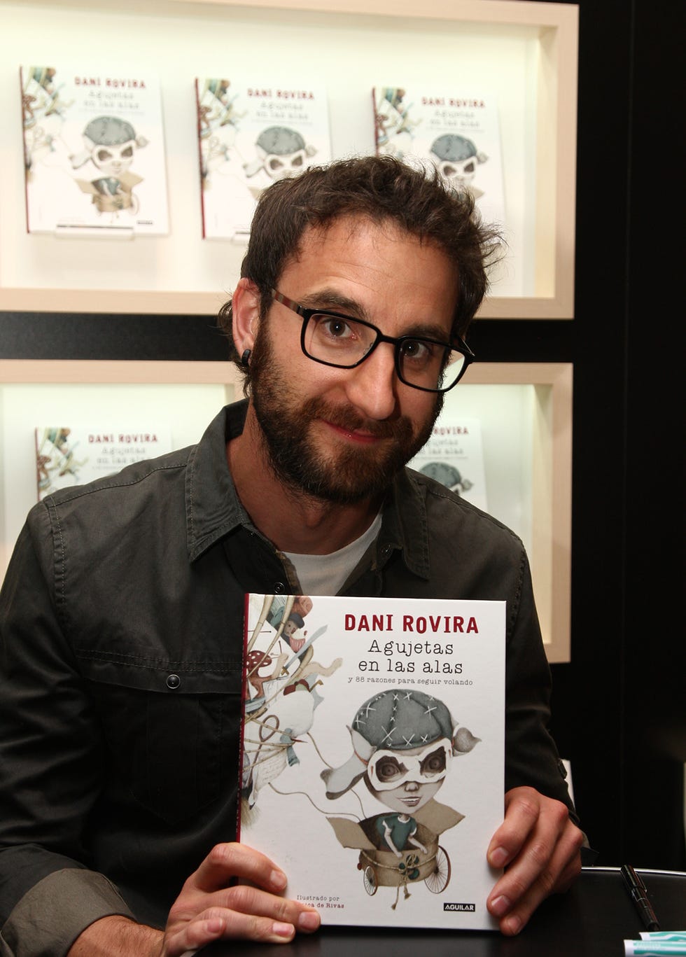 el actor dani rovira durante la presentación del libro ''agujetas en las alas'' en barcelona en 2015