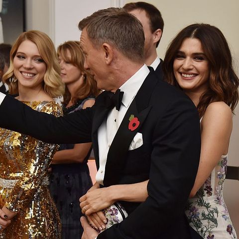 Den Daniel Craig an d'Rachel Weisz stinn mat Besetzungsmemberen virun der Weltpremière vum neie James Bond Film Spectre