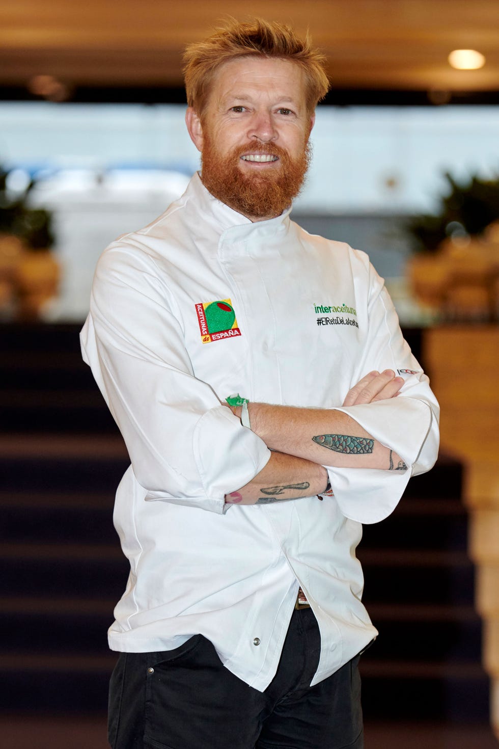 el chef daniel del toro comparte el paso a paso de su receta boquerones marinados en cítricossobre tostas  de pan de tomate y hummus de aceituna manzanilla