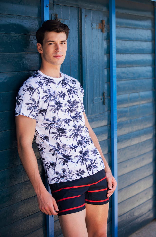 el modelo posa con la mejor moda de verano para diez minutos