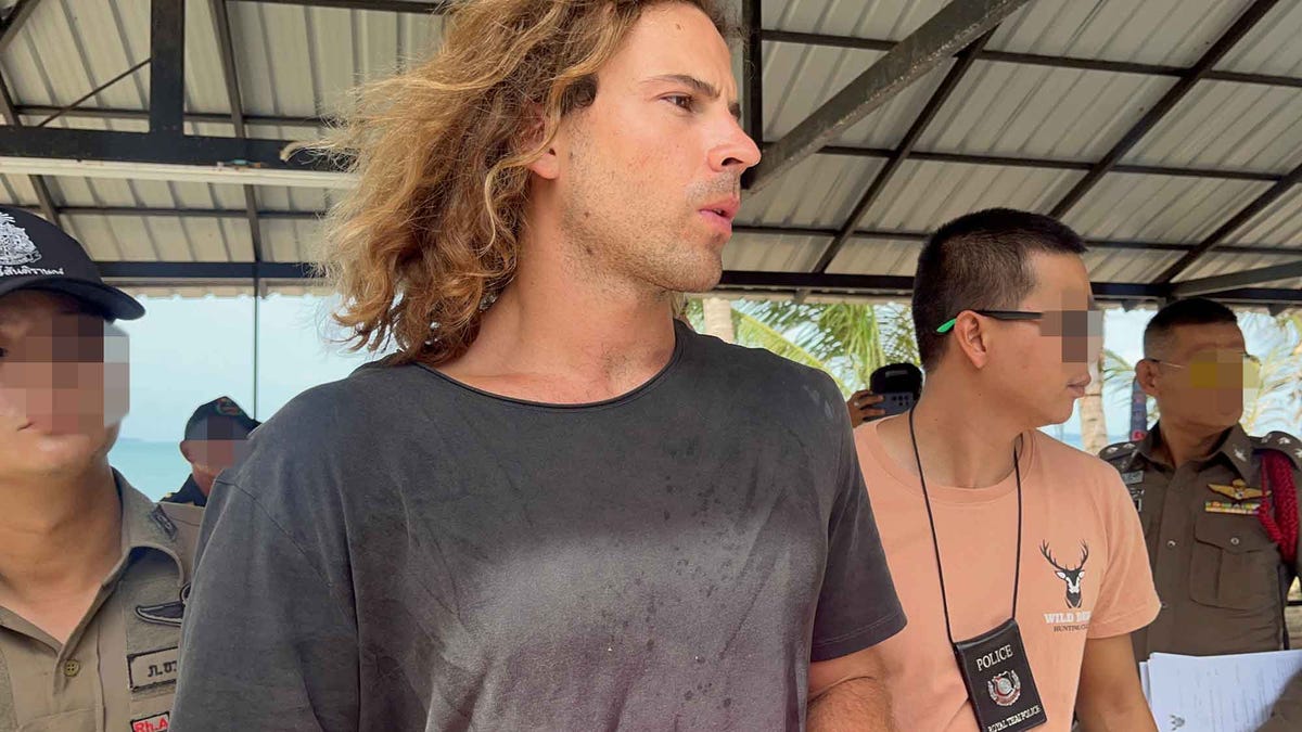 el actor llegando al juicio por daniel sancho en tailandia