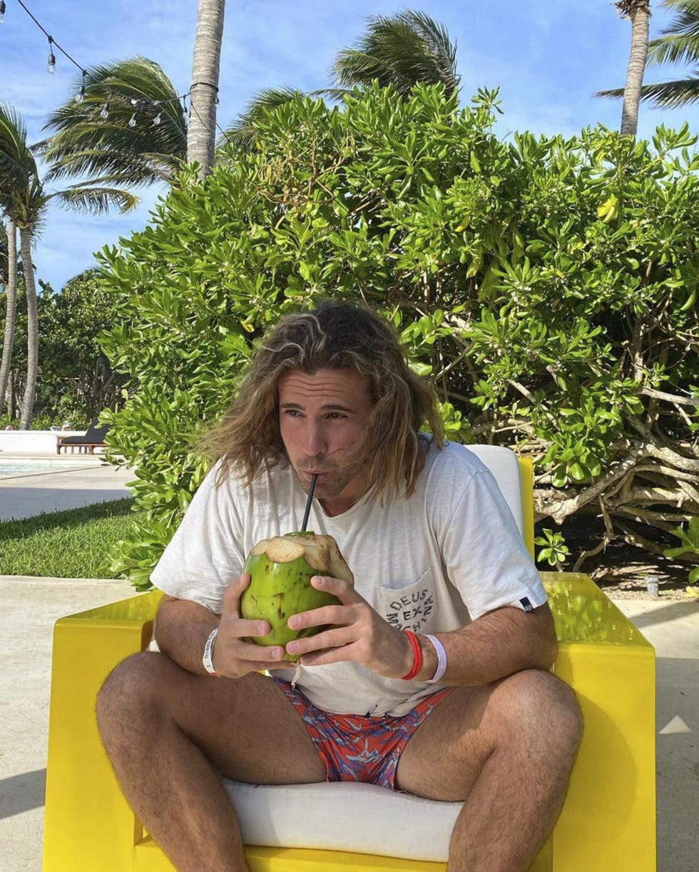 daniel sancho en una foto de sus redes sociales con un coco