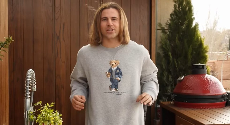 daniel sancho, hijo de rodolfo sancho en su canal de youtube con sudadera gris