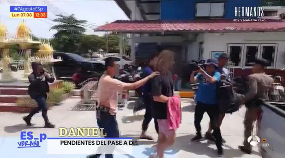 daniel sancho sale de dependencias policiales para ser trasladado a koh samui y pasar a disposición judicial