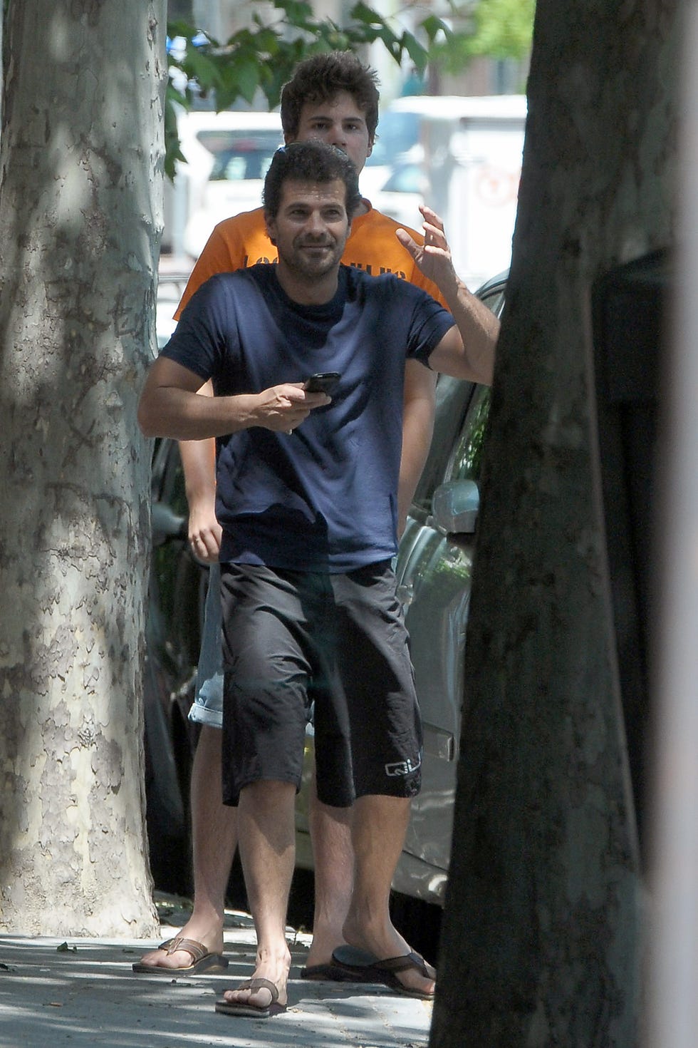 el actor rodolfo sancho con su hijo daniel paseando por las calles de madrid 11052011 madrid exclusivo