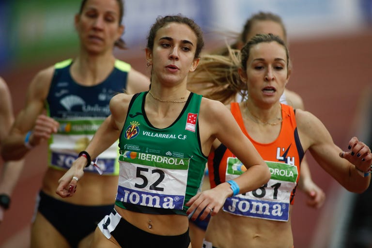 la atleta de 800 metros daniela garcía corre el campeonato de españa de atletismo