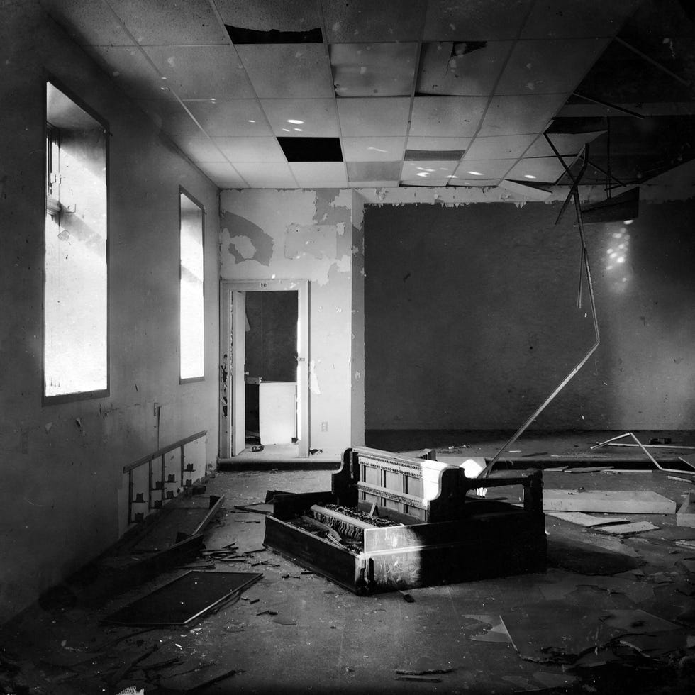 De meeste schoolgebouwen zijn inmiddels afgebroken maar de vervallen lokalen van de Muskowekwan Indian Residential School staan nog overeind