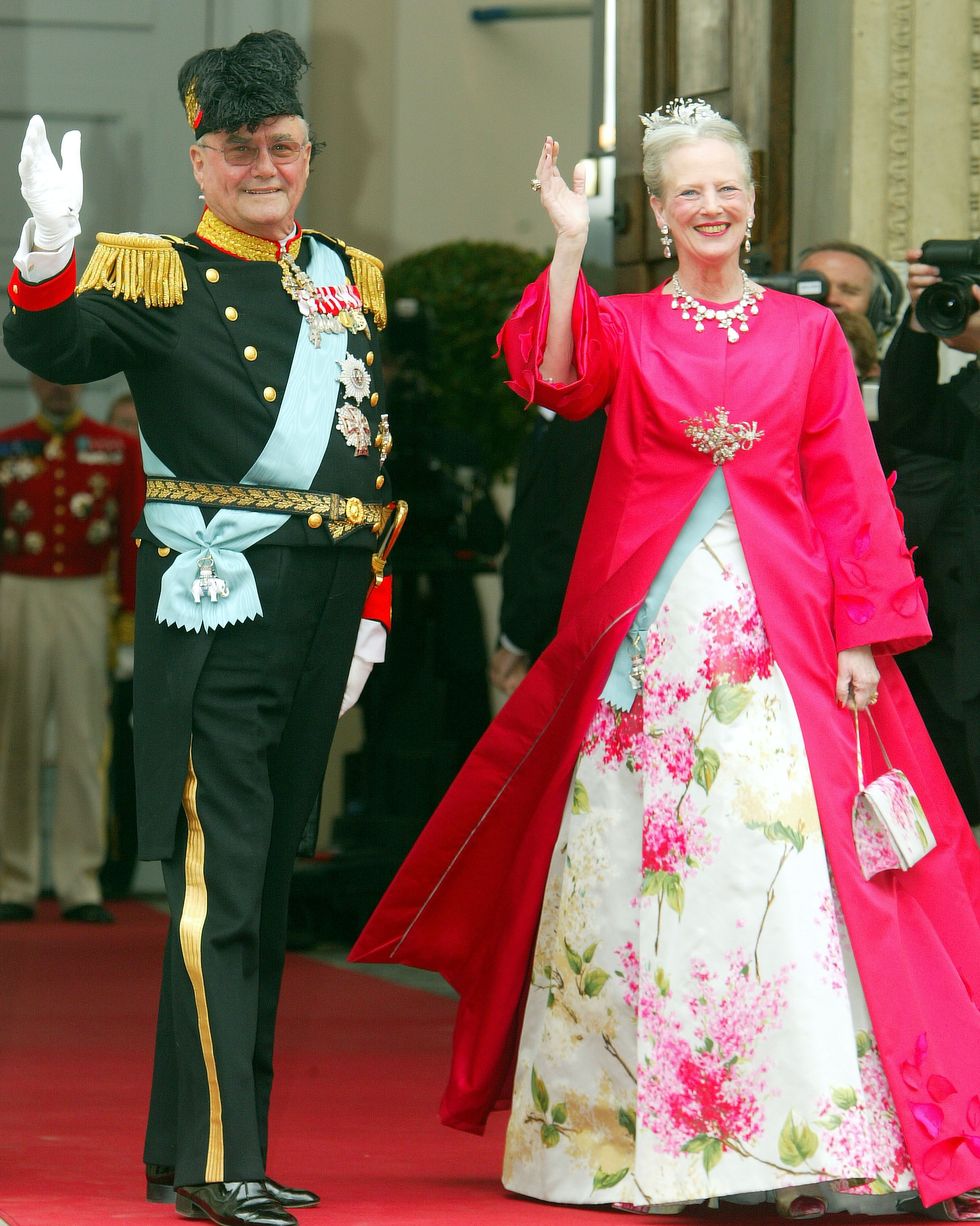 丹麥女王正式退位！英女王最叛逆堂妹、現存皇室最後女君主，真正多巴胺穿搭始祖
