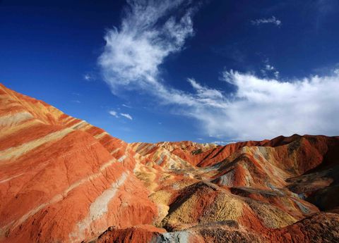 De spectaculaire rode klippen en torenhoge steenpilaren van dit gebied ontstonden door afzettingen van zand en mineralen in verschillende kleuren die gedurende miljoenen jaren werden samenperst