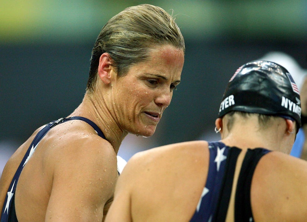 dara torres habla con una compañera del equipo estadounidense de natación en los juegos olímpicos de pekín 2008