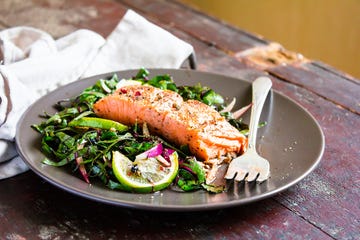 zalmfilet op een bord met salade