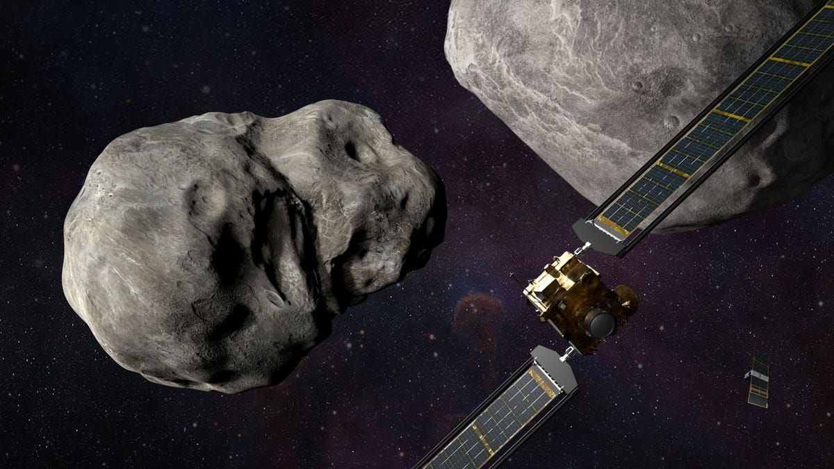 De NASAsonde DARTrechts zal zich in de asterode Dimorphos links boren terwijl de LICIACube van de Italiaanse ruimtevaartorganisatie ASI rechtsonder hiervan opnamen maakt De impact van deze botsing zal de omloopbaan van het minimaantje Dimorphos om de grotere asterode Didymos rechtsboven veranderen
