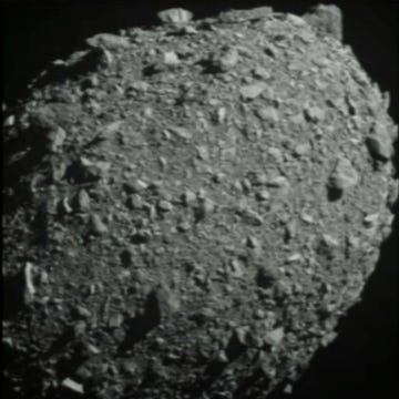 Een opname die ruimtesonde DART maakte terwijl hij zijn eindbestemming planetode Dimorphos steeds dichter naderde