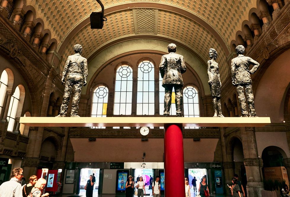 Sculptuur van Stephan Balkenhol in de hal van het treinstation van Metz