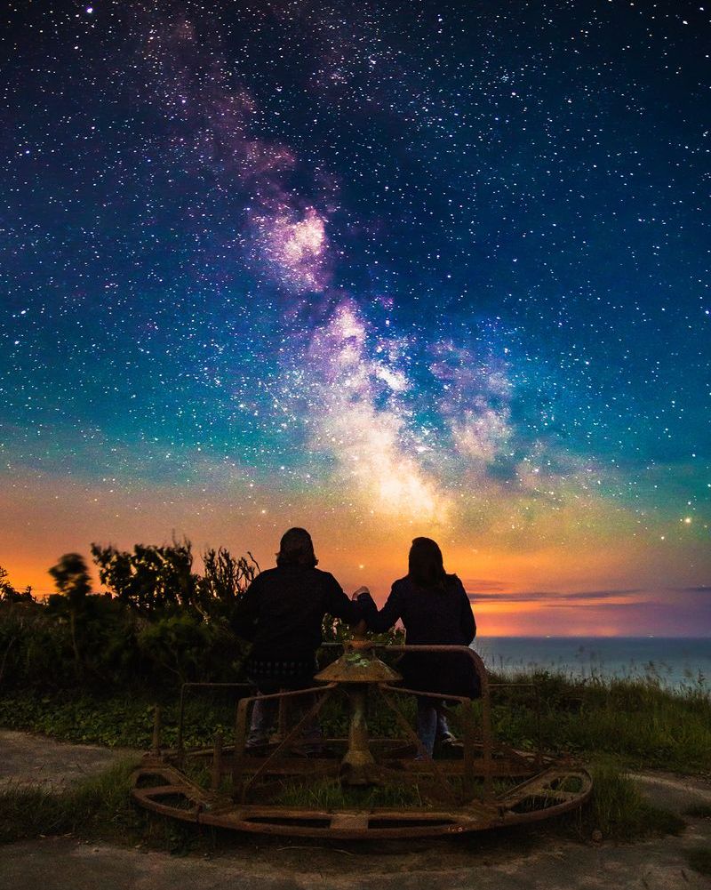 date night ideas with a couple stargazing