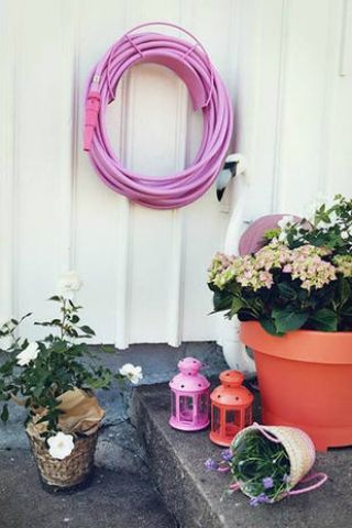 Datevi al giardinaggio Siete già da pollice verde? Ok: aggiungete una bella mano di colore ed elementi pop per canne, lanternine, vasi. courtesy photo Harper's Bazaar