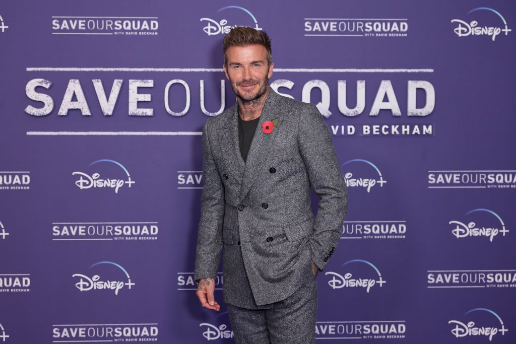 Copia el look de David Beckham con este traje gris de Zara