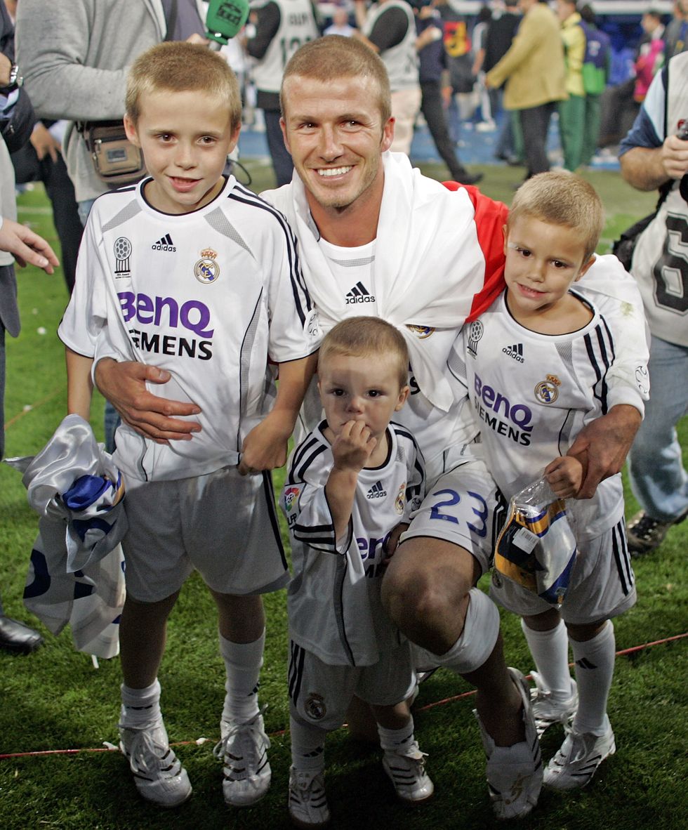 17 junio 2007, madrid, spain david beckham of england poses with children cruz, romeo and brooklyn during his last match as real madrid player at the santiago bernabeu stadium in madrid photo by victor fraile image by © victor frailecorbis location madrid, spain photo by victor frailecorbis via getty images