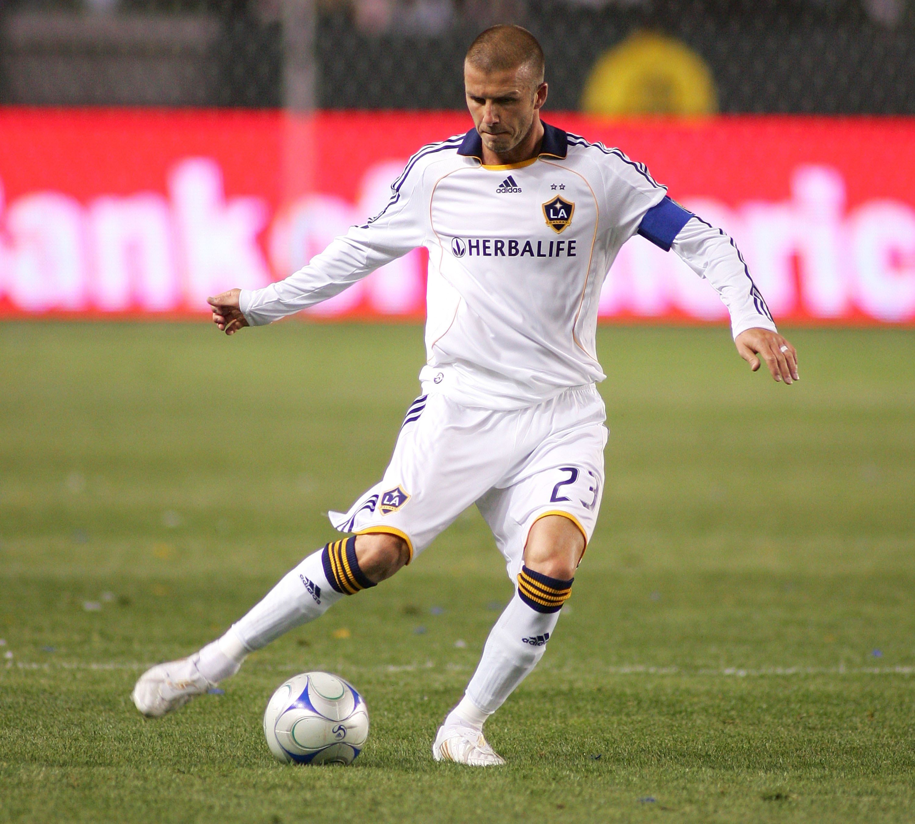 https://hips.hearstapps.com/hmg-prod/images/david-beckham-of-la-galaxy-kicks-against-the-defensive-line-news-photo-1696880966.jpg