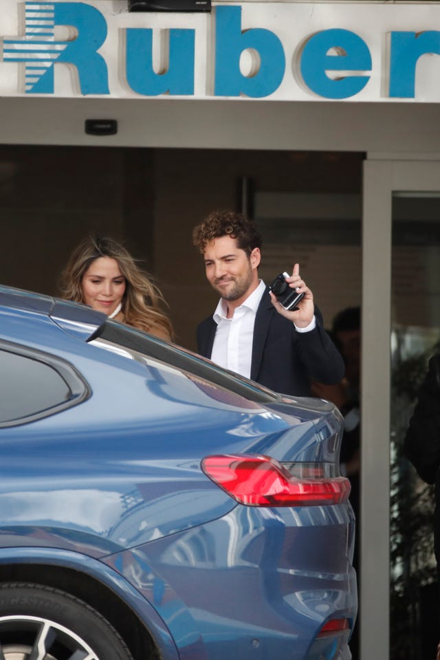 David Bisbal y Rosanna Zanetti salen del hospital con su hijo