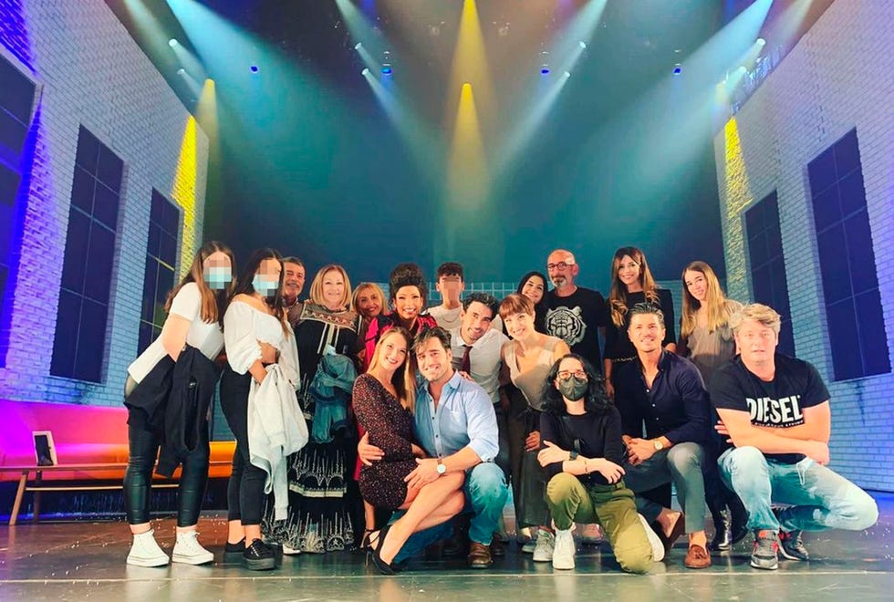 david bustamante en compañía de su novia y su familia durante una función de 'ghost'