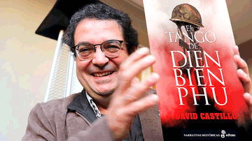 David Castillo muestra la portada de su novela El tango de Dien Bien Phu