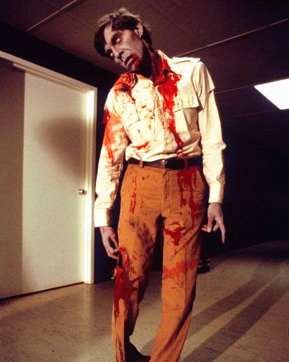 Muere el actor que inventó cómo se mueven los zombies en las películas: su papel es historia del cine desde 1978 David-emge-la-noche-de-los-muertos-vivientes-65b22cd606780